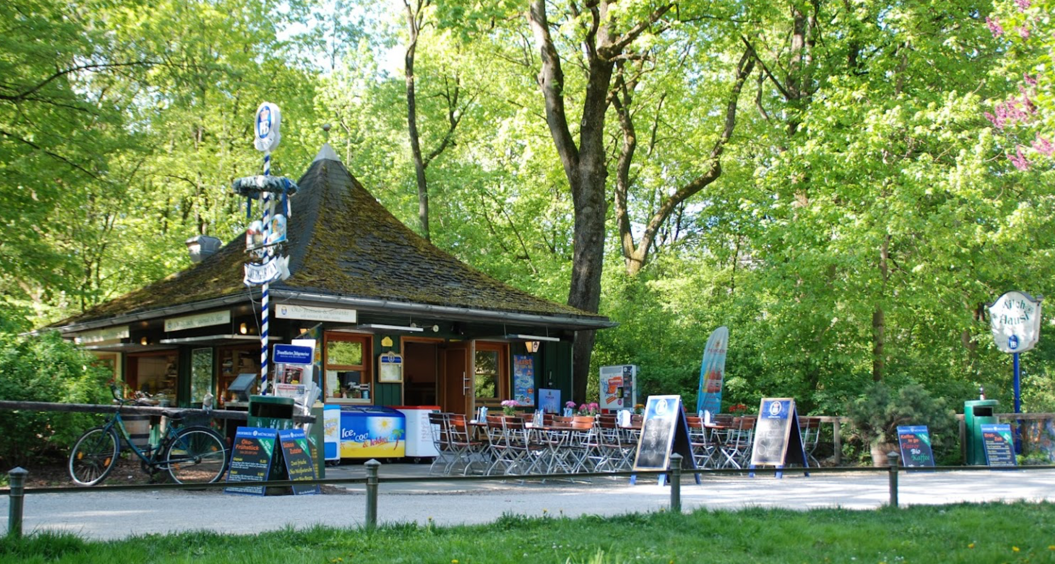 Ein gemütlicher Biergarten in München, perfekt für ein bayerisches Erlebnis. Milchhäusl im Englischen Garten.